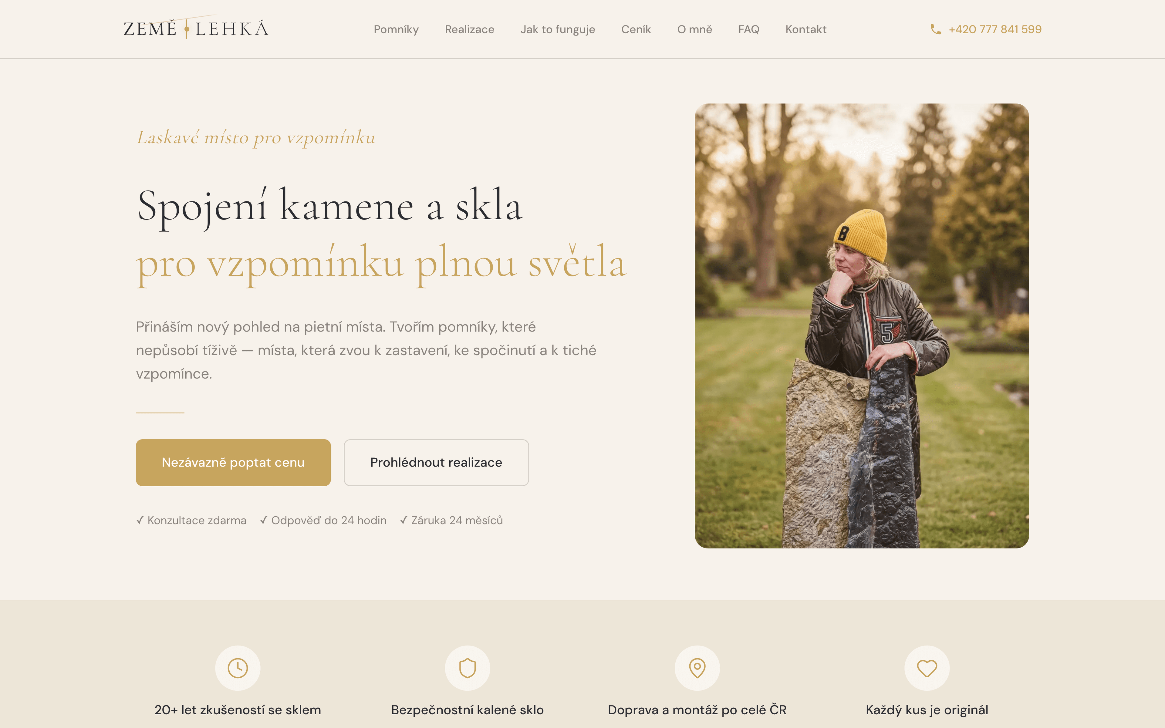 Web Země Lehká na notebooku